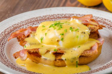 Pastırmalı Benedict yumurtası.