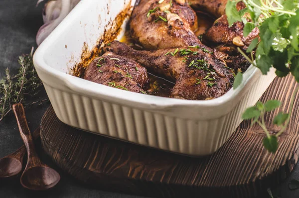 Garlic rosemary chicken — Stock Photo, Image