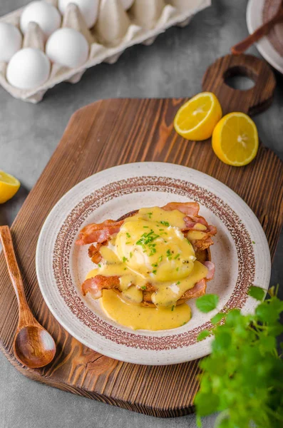 달걀 베네딕트와 베이컨 — 스톡 사진