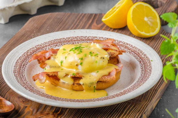 Huevos Benedict con tocino — Foto de Stock