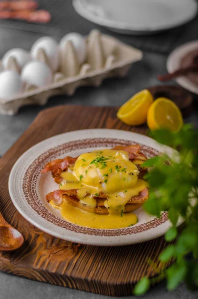 Eggs benedict with bacon — Stock Photo, Image