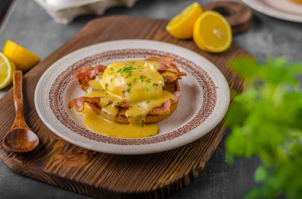 Uova Benedetto con pancetta — Foto Stock