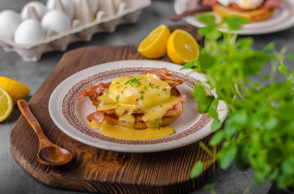 Uova Benedetto con pancetta — Foto Stock