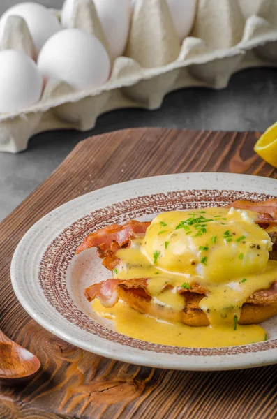 Huevos Benedict con tocino —  Fotos de Stock