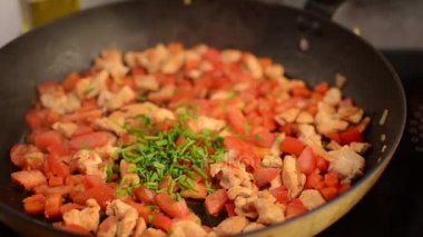 Tavuk otlar ve kırmızı biber ile