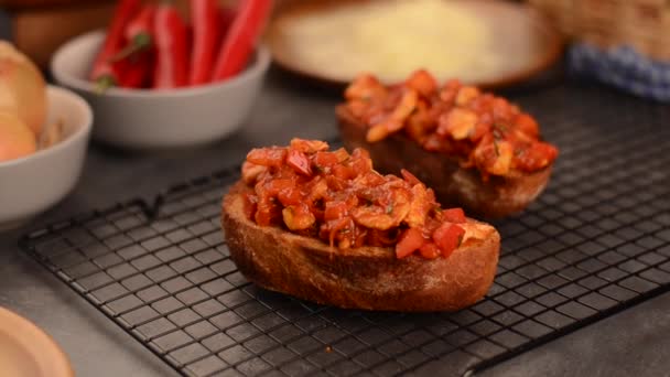 Knoblauch Toast mit Hühnchen machen — Stockvideo