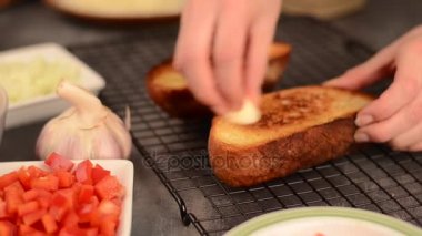 Tavuk ile sarımsak tost ekmegi