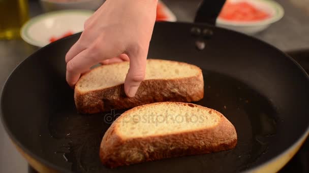 Knoblauch Toast mit Hühnchen machen — Stockvideo