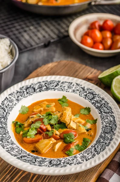 Delicioso caril de frango com legumes — Fotografia de Stock