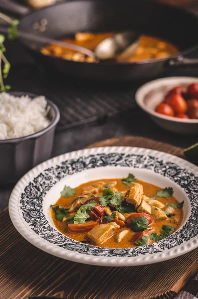 Delicioso caril de frango com legumes — Fotografia de Stock