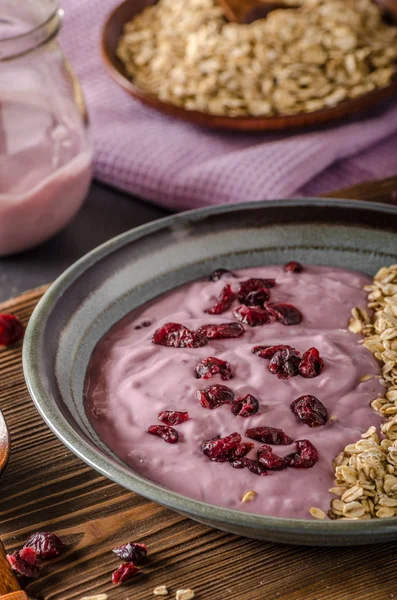 Crenberries とブルーベリー oatmeat ヨーグルト — ストック写真