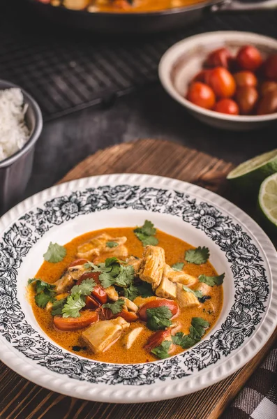 Heerlijke kip curry met groente — Stockfoto
