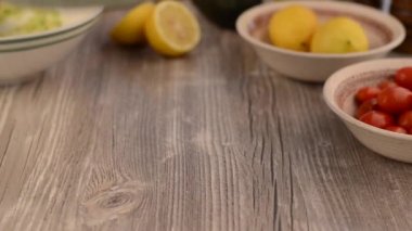 Panini avokado yayılmış domatesli ekmek