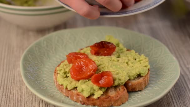 Avocado spread with tomatoes, panini bread — Stock Video