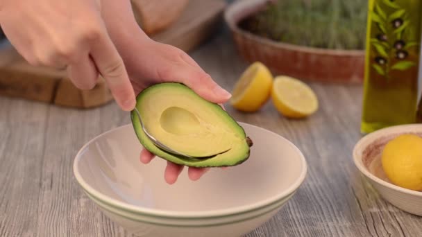 Brote de aguacate, haciendo que el aguacate se extienda — Vídeo de stock