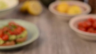 Panini avokado yayılmış domatesli ekmek
