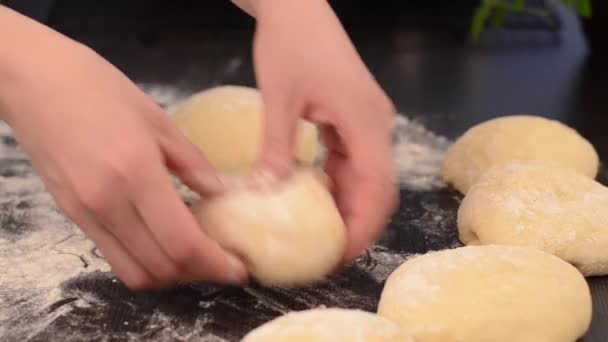 Делать тесто для деревенского торта в руках — стоковое видео