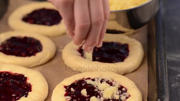 Рустічні старовинні торти з ягодами — стокове відео