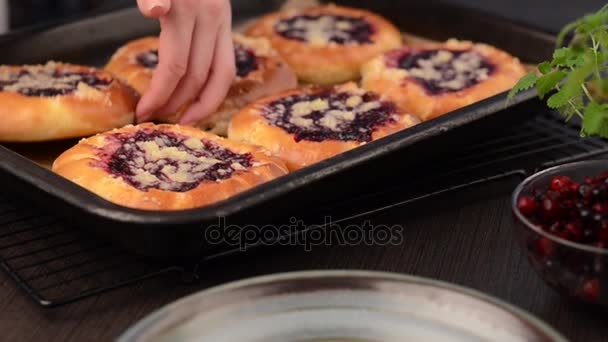 Rustikale Kuchen im alten Stil mit Beeren — Stockvideo