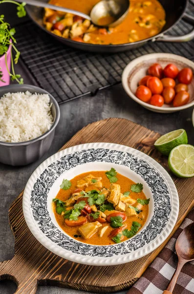 Delicioso caril de frango com legumes — Fotografia de Stock