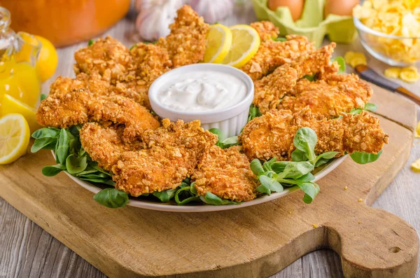 Bandes de poulet avec trempette à l'ail — Photo