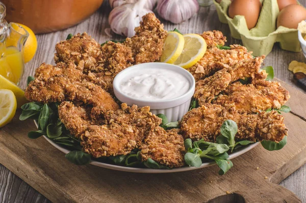 Tiras de frango com molho de alho delicioso — Fotografia de Stock