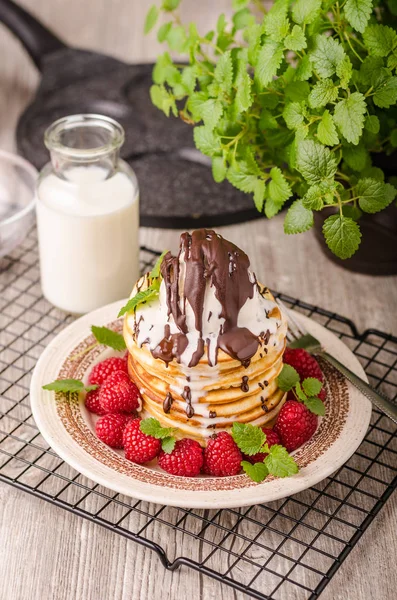 American pancakes with icecream and chocolate — Stock Photo, Image