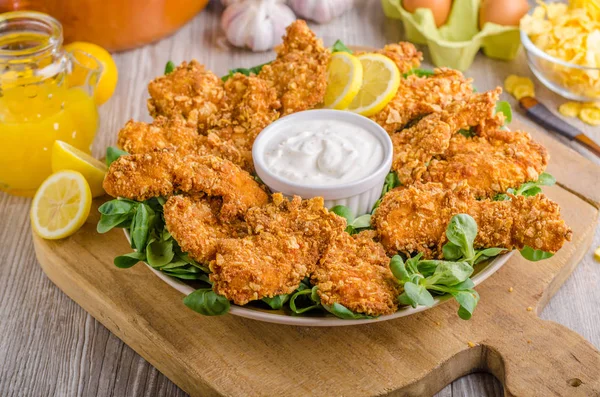 Chicken strips with delish garlic dip — Stock Photo, Image