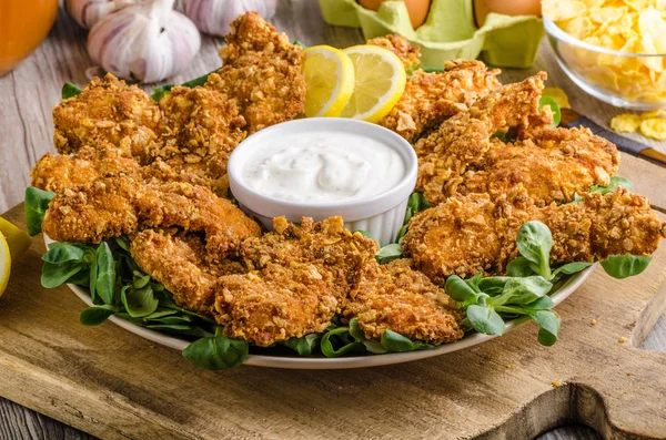 Chicken strips met delish knoflook dip — Stockfoto