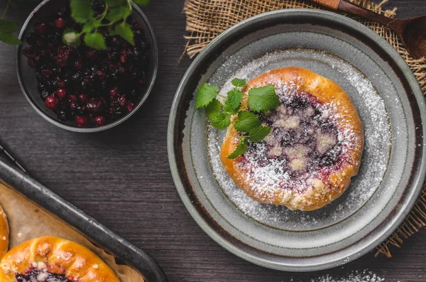 Румунський міні торт з ягодами і цукровою крихтою — стокове фото