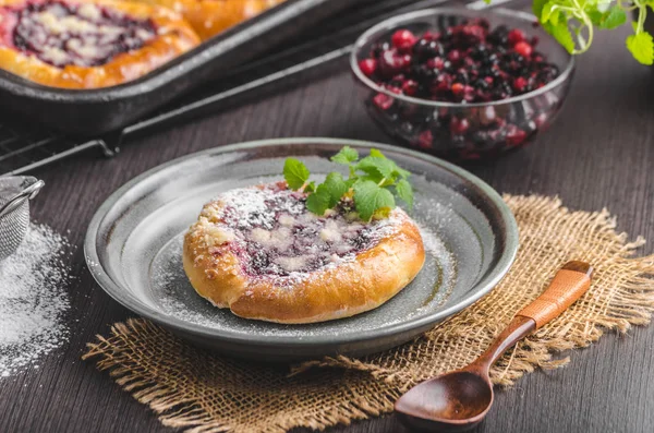 Mini gâteau rustique aux baies et crumble de sucre — Photo