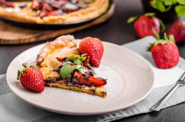 Pancake in oven, dutch baby pancake with strawberries — Stock Photo, Image