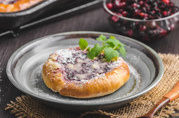 Rustikale Mini-Torte mit Beeren und Zuckerkrümel — Stockfoto