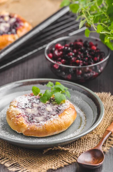 Mini gâteau rustique aux baies et crumble de sucre — Photo