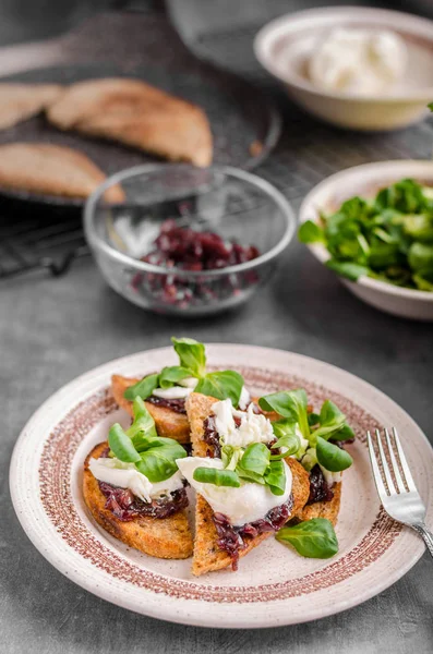 Tostadas calientes con cebolla y mozzarella — Foto de Stock