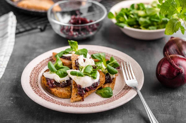 Heatly food toast with onion and mozzarella — Stock Image Heatly food toast with onion and mozzarella Royalty Free Stock Photos