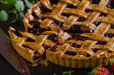 Çilek ile rustik tart