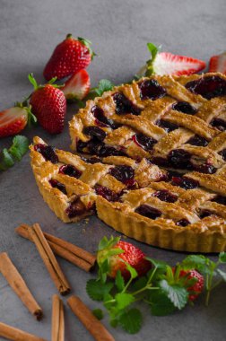 Çilek ile rustik tart