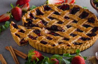 Çilek ile rustik tart