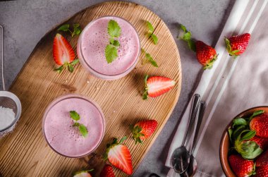 Çilek milkshake yaz içeceği