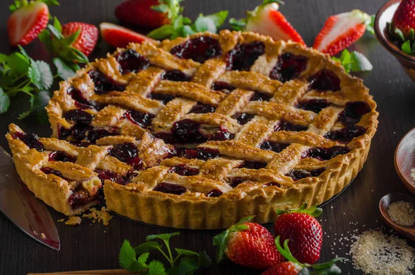 Rustikale Torte mit Beeren — Stockfoto