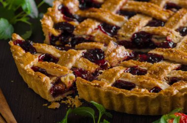 Çilek ile rustik tart