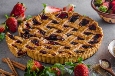 Çilek ile rustik tart