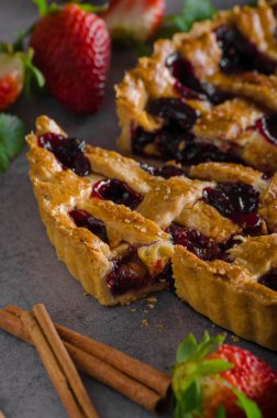 Çilek ile rustik tart