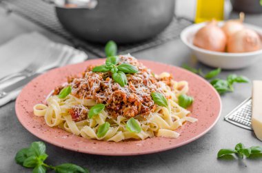 Makarna bolognese leziz yiyecek