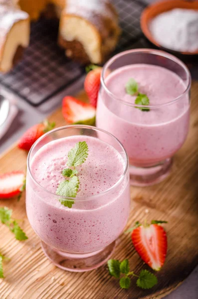 Aardbeien milkshake zomer drankje — Stockfoto