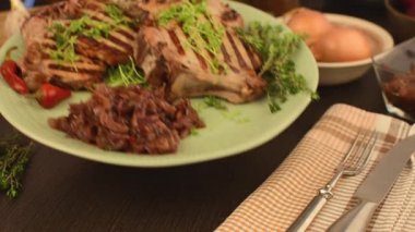 Karamelize soğan ile ızgara domuz pirzolası hizmet