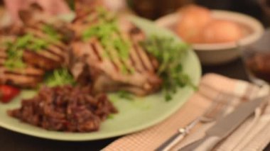 Karamelize soğan ile ızgara domuz pirzolası hizmet