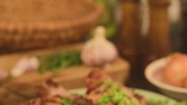 Karamelize soğan ile ızgara domuz pirzolası hizmet