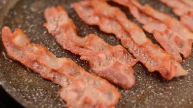 Yumurta benedict pişirme video hollandaise soslu